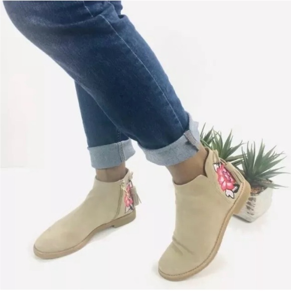 KATE SPADE BELLVILLE FLORAL EMBROIDERED TAN SUEDE DESERT BOOTS SIZE 9.5 - Picture 2 of 10
